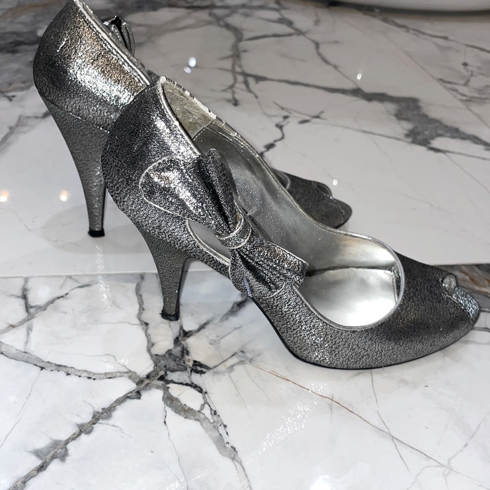 Bakers Women’s Silver Peep Toe Pumps w. bow on the side Sz 7.5